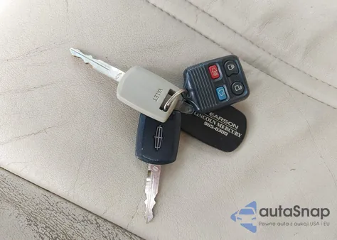 2005 Lincoln Town Car Signature Limited z USA, uszkodzony, nr VIN 1LNHM82W35Y654826